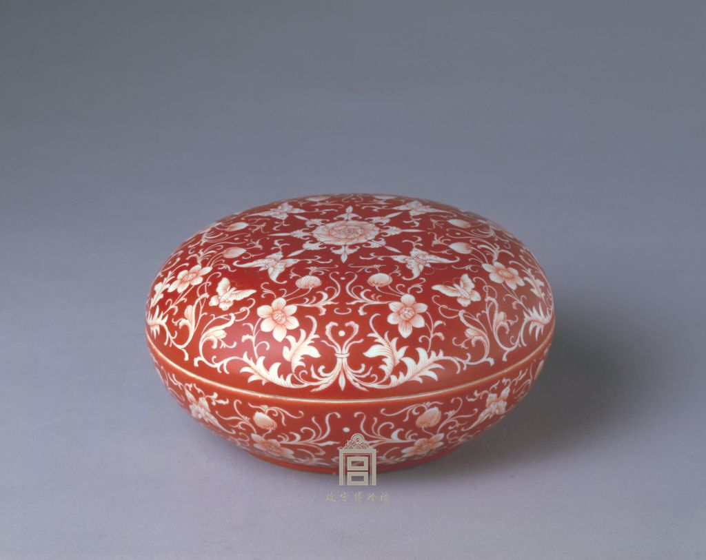 中华文博之陶瓷器08--矾红地白花蝴蝶纹圆盒