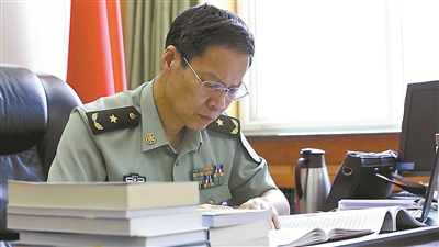 李智勇摄【人物小传】 尹浩,军事科学院系统工程研究院某研究所摔长